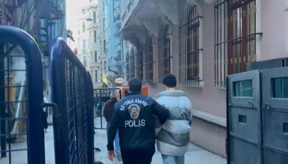 Beyoğlu’nda sağlık görevlilerine saldırıp serbest kalan çift tutuklandı