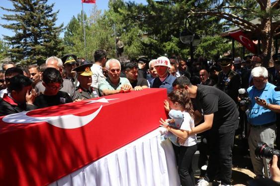 Pençe-Kilit Harekatı şehitleri toprağa veriliyor