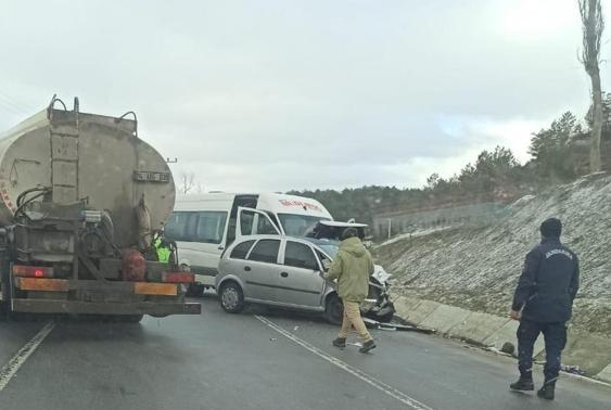 Otomobil ile minibüs çarpıştı; 1 ölü, 9 yaralı
