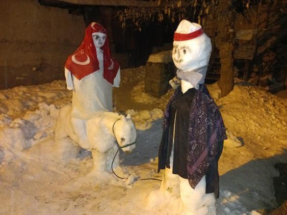 Kardan at sırtında gelin ve damat yaptı