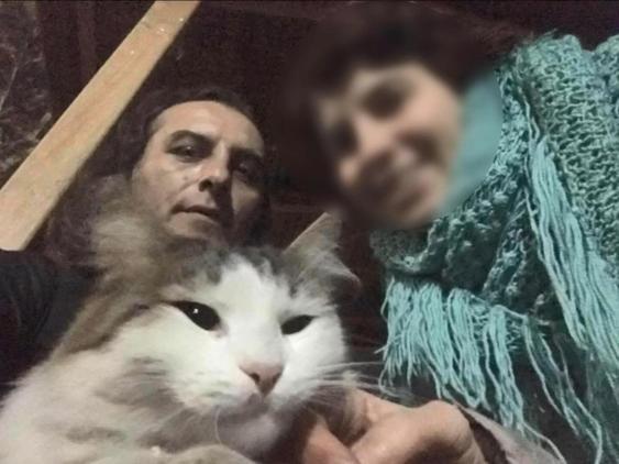 Kağıthane’de balkondaki kedilerle ilgilenilmediğini farkedince şüphelendi; komşusu evde ölü bulundu