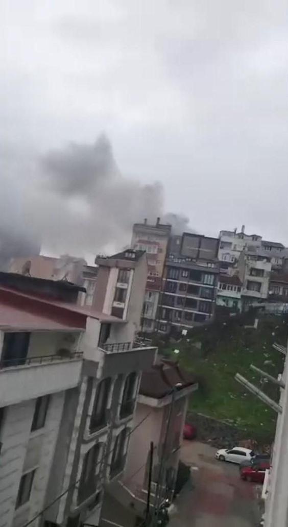 Kağıthane’de 4 katlı binada yangın: Ev küle döndü; anne gözyaşlarına boğuldu