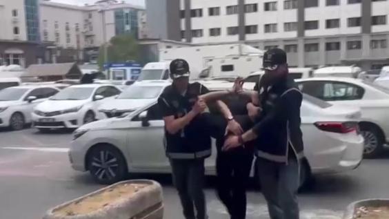 Suç örgütü üyesi TIRın gizli bölmesinde yurt dışına kaçmaya çalışırken yakalandı