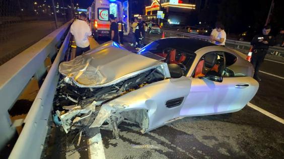 Avcılar D100’de iki otomobil çarpıştı: 2 yaralı
