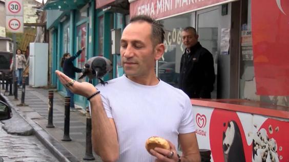 Ümraniye’de kargayı iyileştirip marketinde besledi: Merhametle büyüttüm
