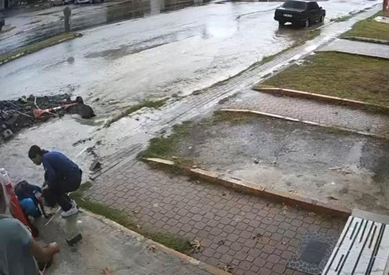 Lise öğrencisi, bisikletiyle yağmur suyu dolu çukura düştü