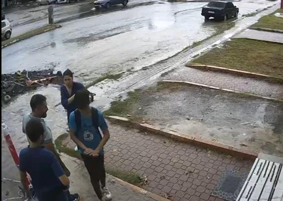 Lise öğrencisi, bisikletiyle yağmur suyu dolu çukura düştü