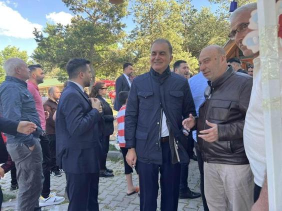 Hakan Fidan ve Ömer Çelik Bolu’da göl kenarında vatandaşlarla buluştu
