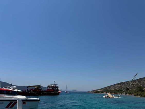 Bodrumda kayalıklara sürttükten sonra karaya oturan yelkenli için kurtarma çalışması