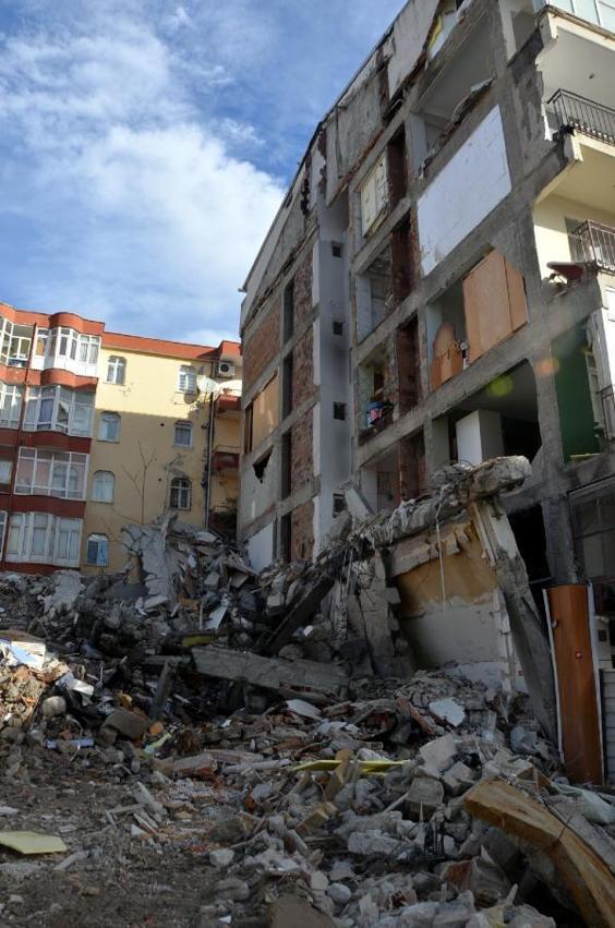 Avcılarda yıkılan binanın bitişiğindeki bina duvarsız kaldı: 40 yıl ortak duvar kullanmışlar