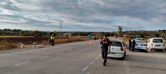 Balıkesirde işçi servis minibüsü şarampole yuvarlandı; 13 yaralı