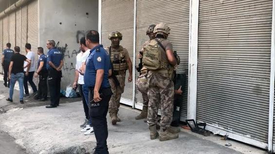 Polisten kaçarken çatıya çıkıp çocuğu tabancayla rehin aldı