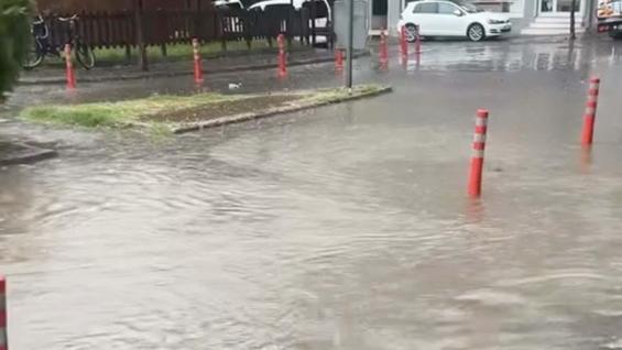Aydında sağanak nedeniyle bazı yollar suyla doldu