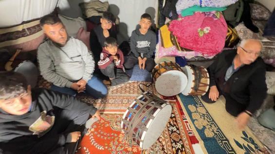 Gaziantepten Avcılara gelip 43 yıldır ramazan davulu çalıyor; geleneği torunu sürdürüyor