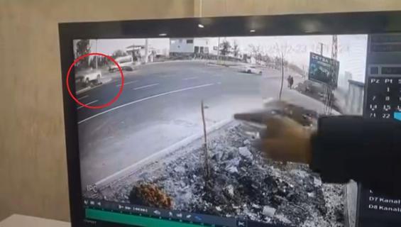 Otomobilin refüjdeki ağaç ve direğe çarptığı kaza kamerada