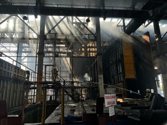 İzmirde fabrika yangını kontrol altında