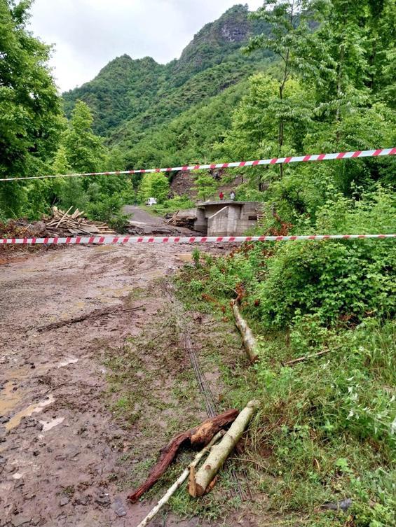 Tokat’ta sağanak menfezleri tıkadı, 5 mahalleye ulaşımı sağlayan yol göle döndü