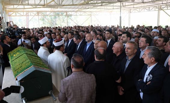 Mevlüt Çavuşoğlunun babası toprağa verildi