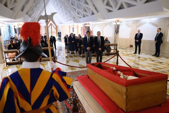 Papa’nın tabutu Aziz Petrus Bazikilikasına taşınıyor