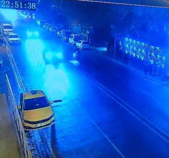 Beşiktaş’ta ters yönden gelen motosikletle kafa kafaya çarpıştı: 2’si ağır 3 yaralı; kaza kamerada