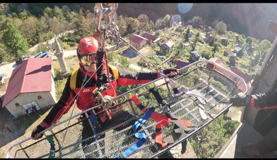 Rize’de sel mesaisi; yolu kapanan yayladaki hasta helikopterle hastaneye ulaştırıldı