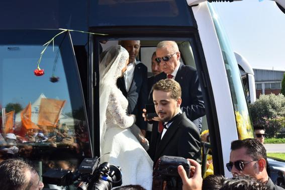 Düğünleri öncesi Cumhurbaşkanı Erdoğan’ı karşılamaya gittiler