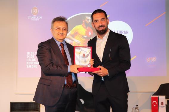 Arda Turan ‘2022 yılı en sevilen ve örnek alınan futbolcusu’ seçildi