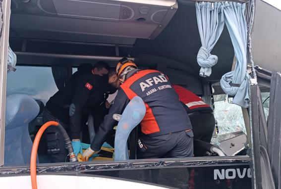 İşçi servisi, park halindeki TIRa çarptı: 22 yaralı