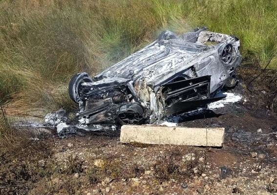 Takla atıp ters dönerek alev alan otomobildeki 5 kişi yaralandı