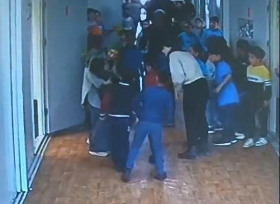 Soluk borusuna yiyecek kaçan öğrenciyi, öğretmeni Heimlich manevrasıyla kurtardı