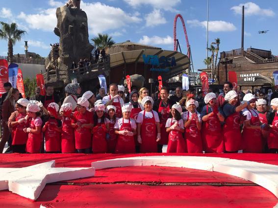 Tuzlada pastadan yapılan 24 metrekarelik bayrak Guinness rekorlar kitabına girdi