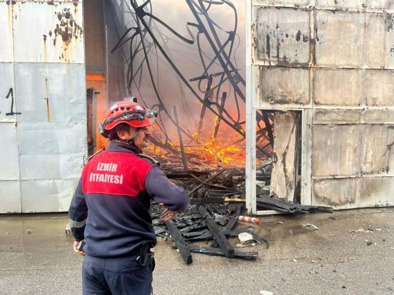 İzmirde depo yangını kontrol altında