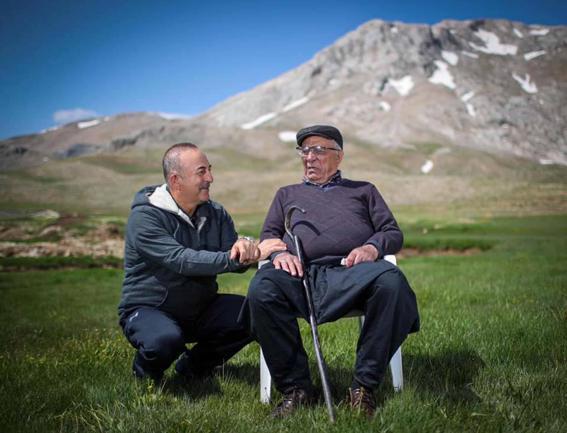 Mevlüt Çavuşoğlunun babası toprağa verildi