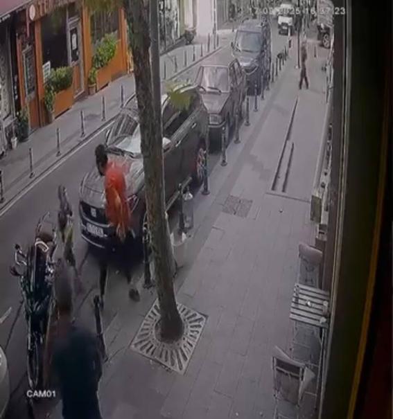 Bayrampaşada kaldırımdan yola atlayan çocuğa otomobil çarptı; kaza kamerada
