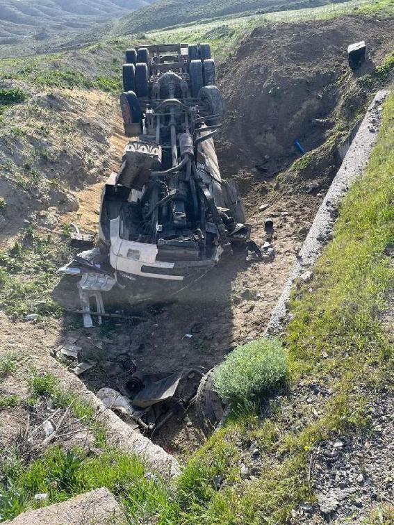 Ankarada yem yüklü kamyon menfeze devrildi: 1 ölü