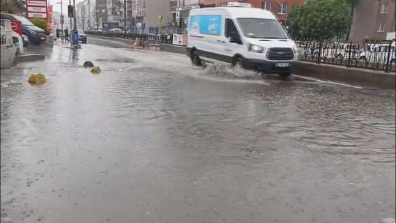 İstanbulda sağanak yağmur: Caddeler su içinde kaldı, trafik durdu, pazar esnafı zor anlar yaşadı