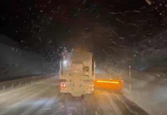 Karayolları ekipleri, geçitleri ulaşıma açık tutmak için çalışıyor