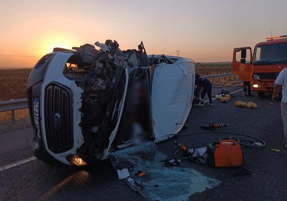 Minibüs, kavun yüklü traktöre arkadan çarptı: 2 ölü, 6 yaralı