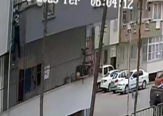 Motokurye, yağmur suyu tahliye borusundan tırmandığı daireden cep telefonu ve cüzdan çaldı