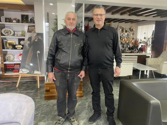 Temizlik işçisi bulduğu para ve ziynet eşyası dolu çantayı sahibine teslim etti