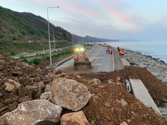 Artvinde heyelan; Karadeniz Sahil Yolu tek şeritli ulaşıma açıldı