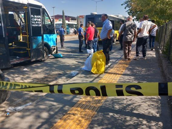 Minibüs, duraktaki otobüse çarptı: 23 yaralı