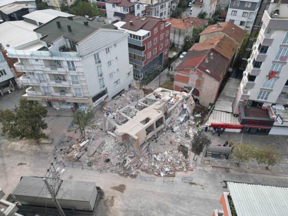 Gebze’de yıkılan binanın yakınındaki 12 bina mühürlendi; 45 aile tahliye edildi