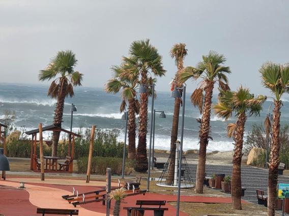 Hatayda hortum çıktı; denizde dev dalgalar oluştu