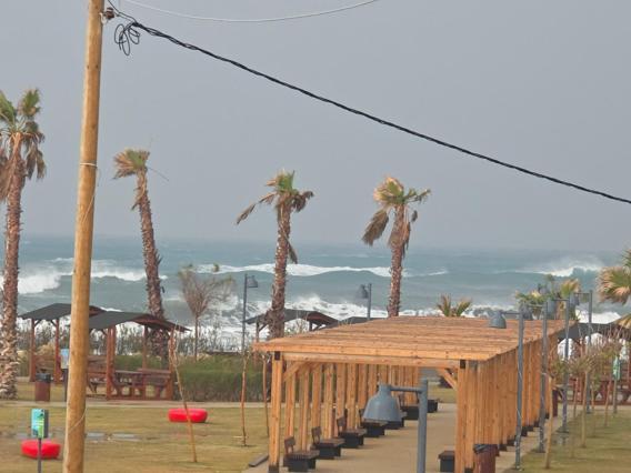 Hatayda hortum çıktı; denizde dev dalgalar oluştu