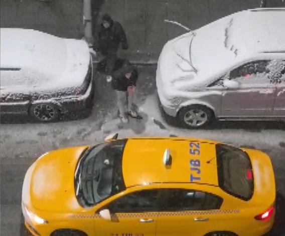 İstanbul’da kar yağışı gece sürdü; araçlara kartopu attılar