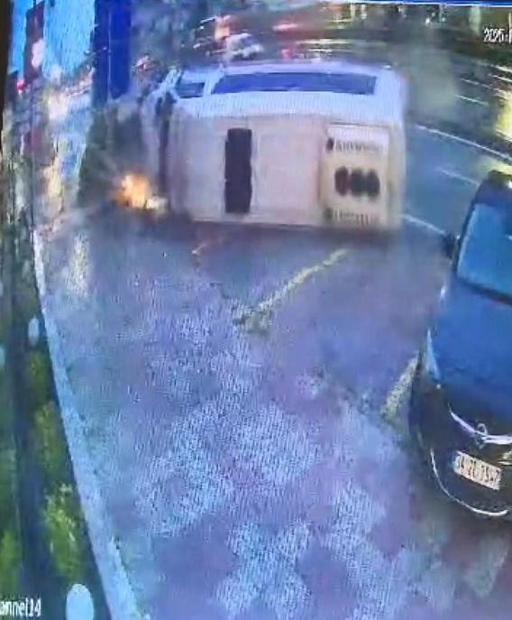 Büyükçekmecede aydınlatma direğine çarpan minibüs devrildi; 2 yaralı: Kaza anı kamerada