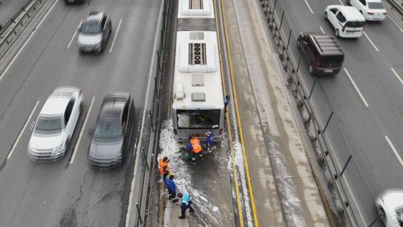 Avcılarda metrobüsün motor bölümünde çıkan yangın söndürüldü