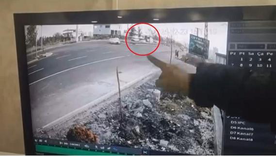 Otomobilin refüjdeki ağaç ve direğe çarptığı kaza kamerada