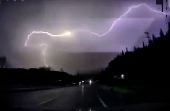 Kuşadasında geceyi şimşekler aydınlattı